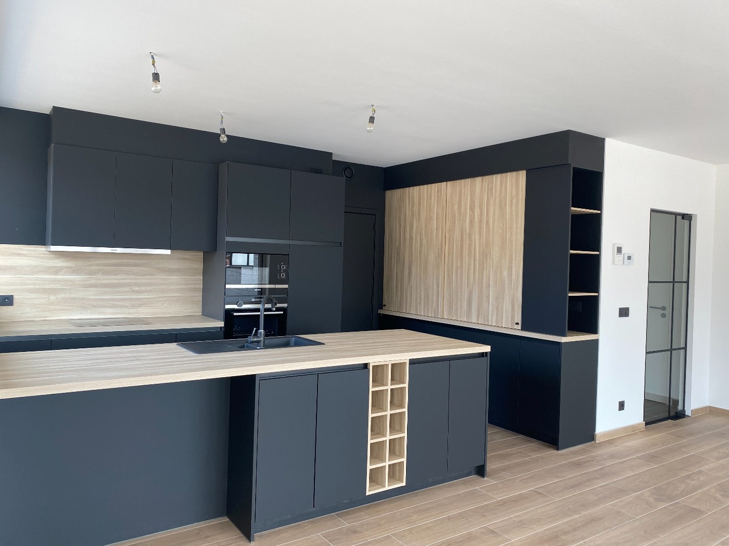 Nieuwbouw luxe appartement op de eerste verdieping met 2 grote terrassen, 2 slaapkamers en mogelijkheid om een garage bij te huren. 