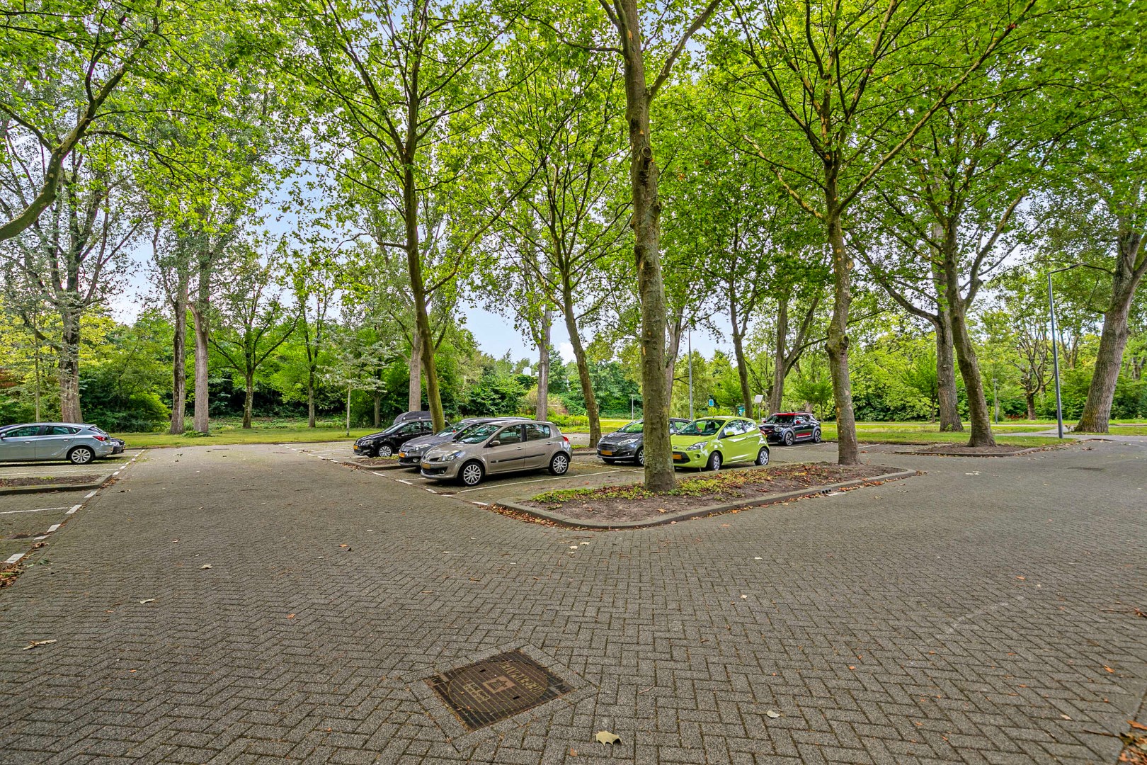 Kopers opgelet! Ruim instap klaar 4-kamer appartement op de 4e verdieping met 3 slaapkamers, 2 balkons, berging in de onderbouw en gelegen op eigen grond! 