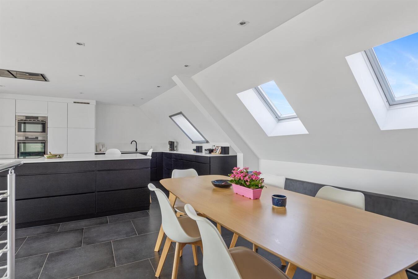 Gerenoveerd duplex appartement met ruim terras! 