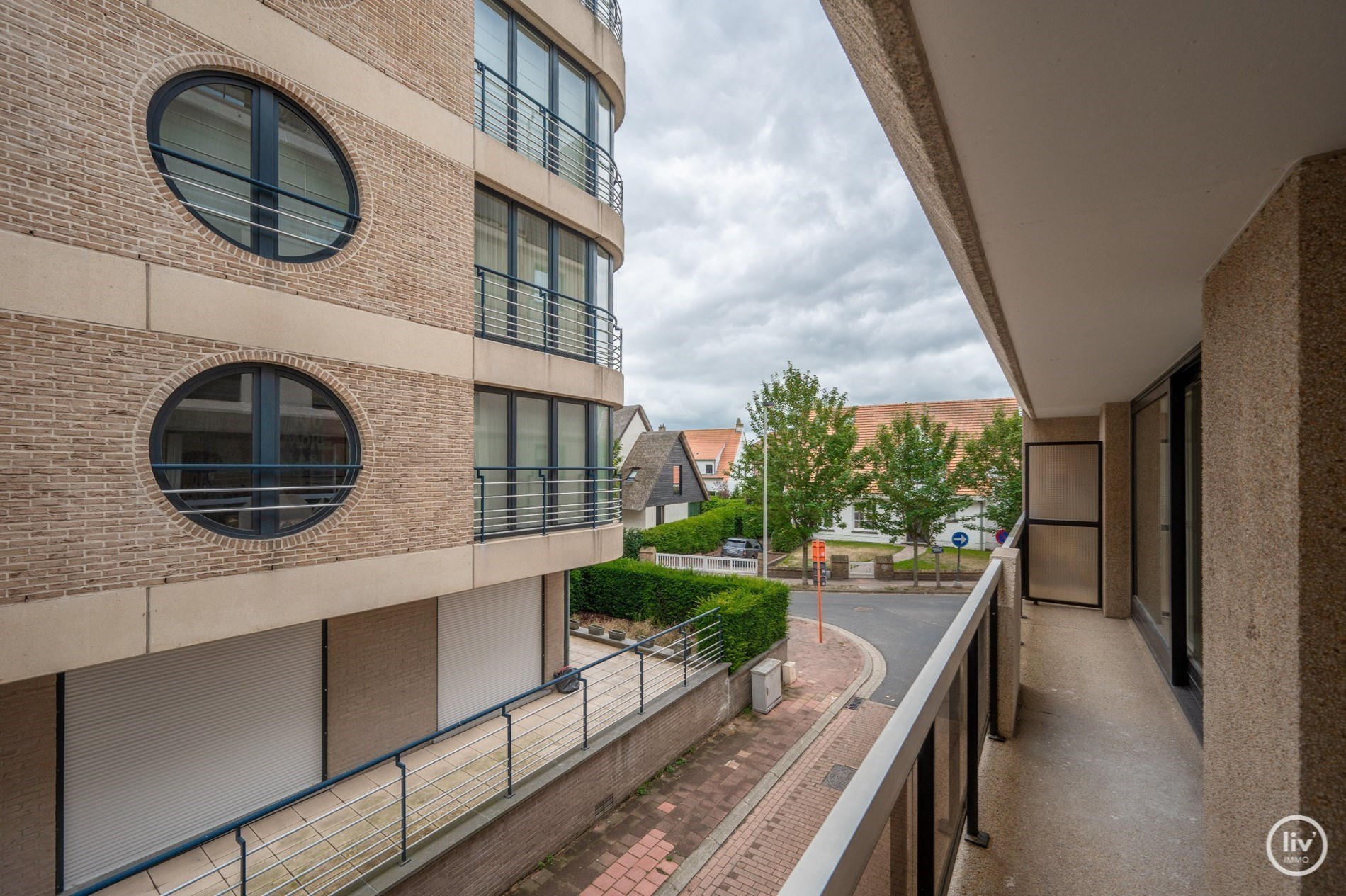 Smaakvol en tevens luxueus gerenoveerd 3 slaapkamerappartement goed gelegen nabij Dumortierlaan genietend van een open zicht richting Churchilllaan. 