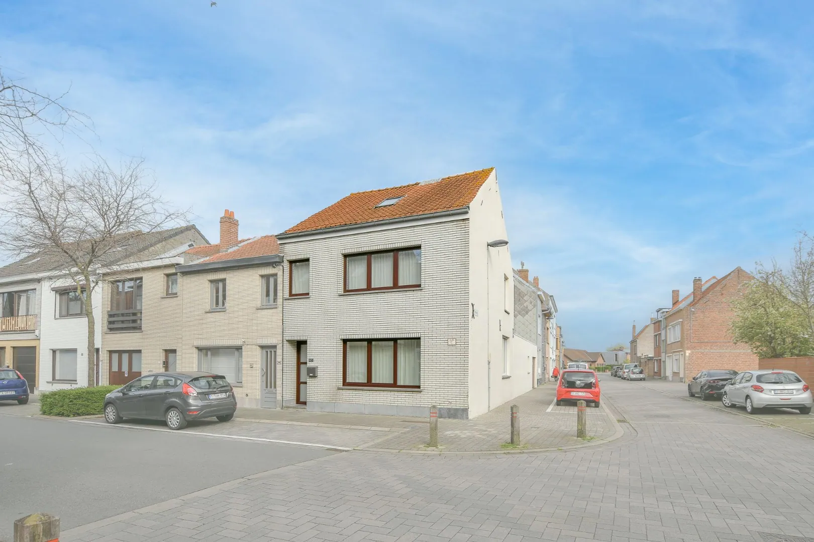 Leuke hoekwoning met garage te Stene!