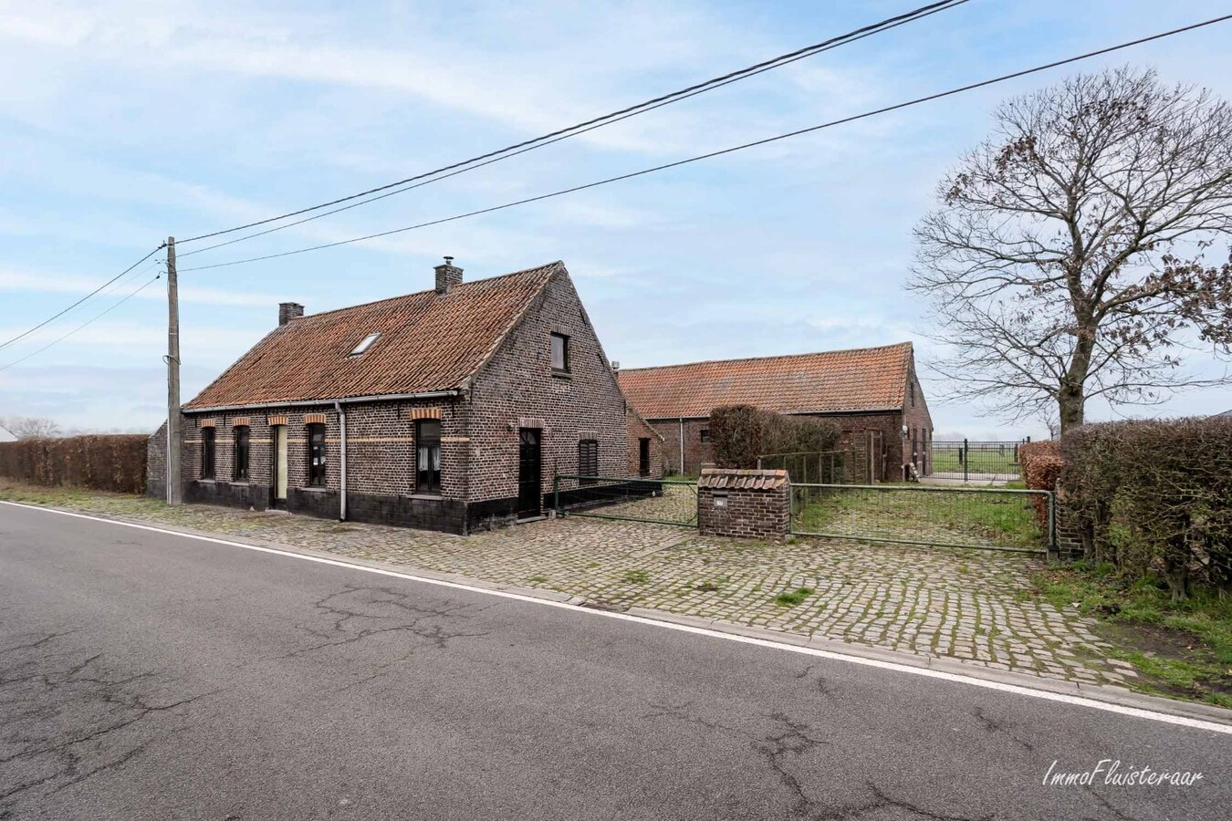 Hoeve met landelijk, weids zicht en naastliggende bouwgrond. 