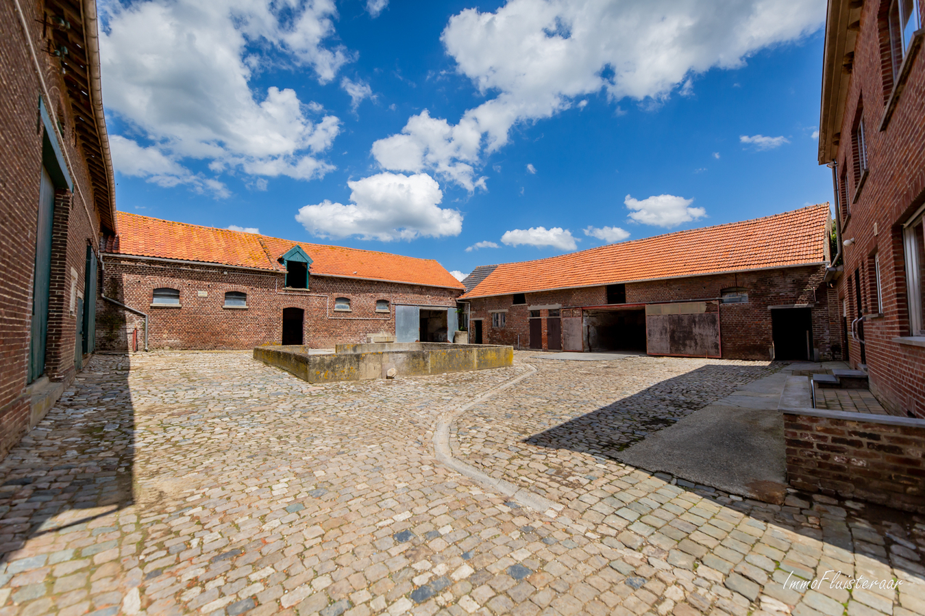 Landelijk gelegen vierkantshoeve op ca. 1ha (uitbreiding met ca. 6ha mogelijk) te Binkom (Lubbeek/Vlaams-Brabant) 