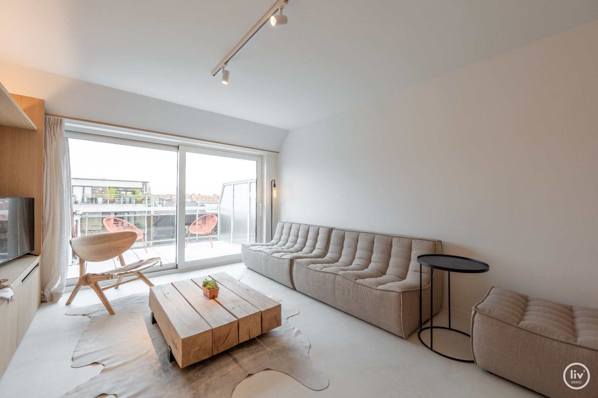 Superbe appartement en duplex magnifiquement r&#233;nov&#233; avec une spacieuse terrasse orient&#233;e vers l&#39;ouest, situ&#233; sur la Lippenslaan &#224; Knokke. 