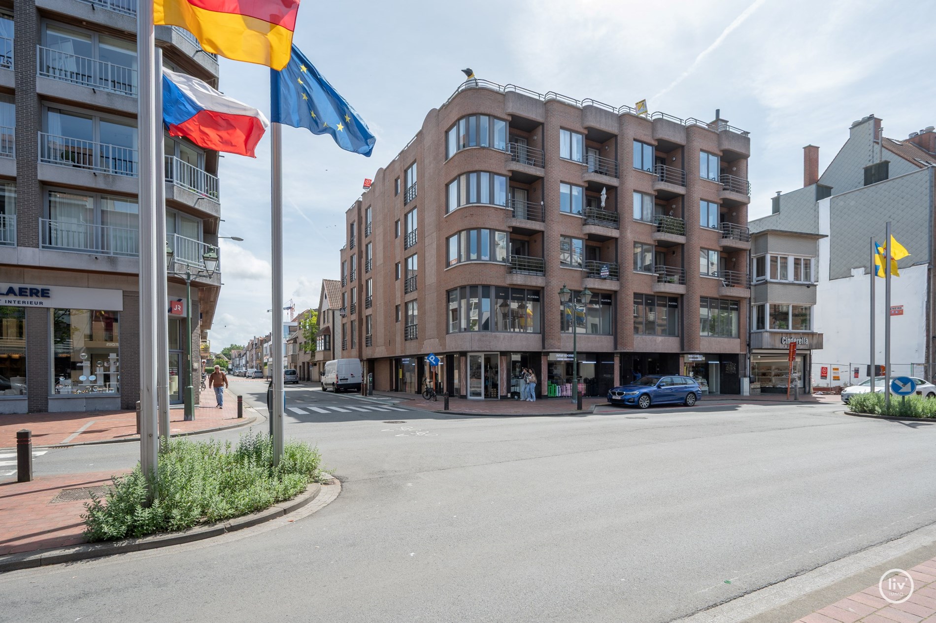 “Unieke Penthouse (1992) te koop op een toplocatie in Knokke –3 -kamerappartement met uitzonderlijke zonneterrassen van meer dan +/- 200m2 . 
