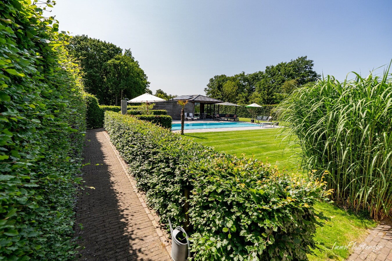 Villa met zwembad op ca. 2.155 m2 te Nijlen (Mogelijkheid tot aankoop aanpalende weide van ca. 5.251 m2, ideaal voor het houden van dieren) 