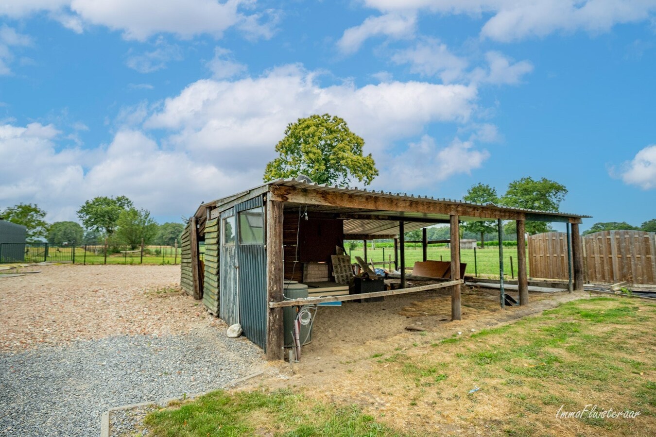 Renovated house with stables on approximately 1.1 hectares in Peer. 