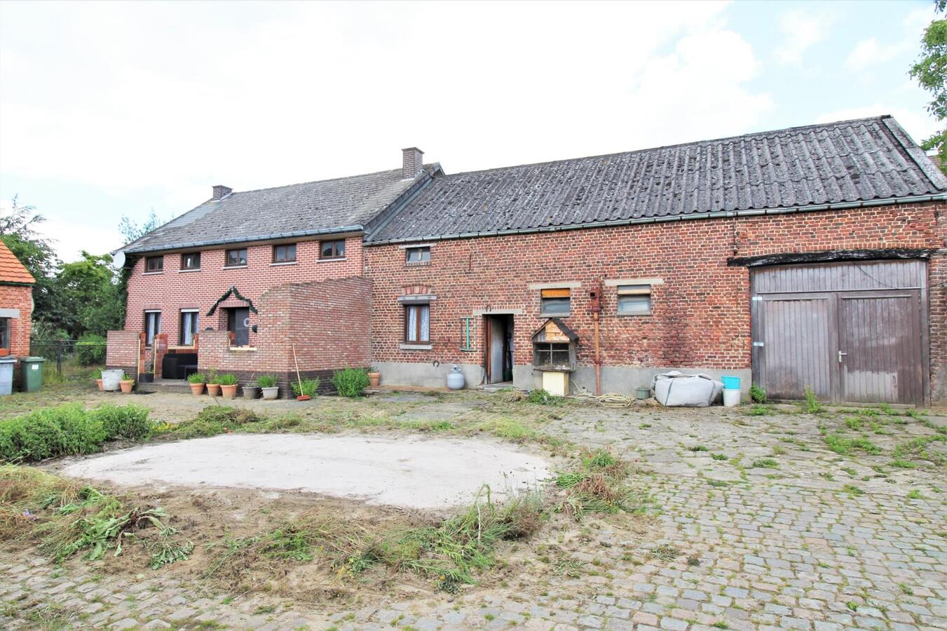 Te renoveren hoeve met bijgebouwen en een weiland op ca. 1.3ha te Kortenaken/Waanrode (Vlaams-Brabant) 