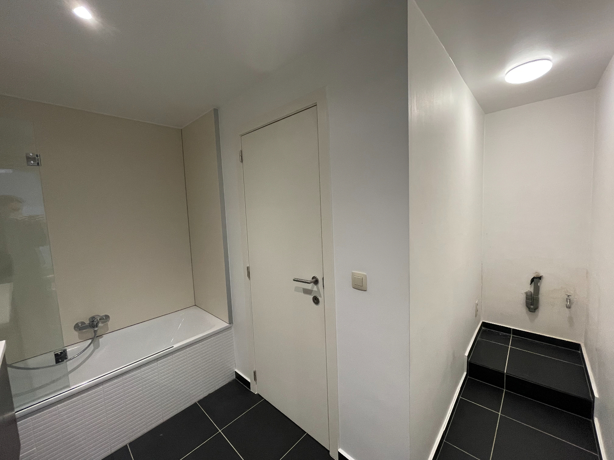 Gerenoveerde rijwoning met 2 ruime slaapkamers en koer te centrum Roeselare 