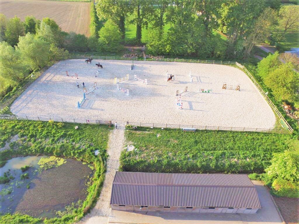 OPTIE - Woning met professionele paardenaccommodatie op ca. 4ha te Lennik (Vlaams-Brabant) 