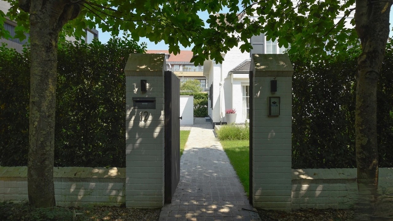 Belle villa dans une petite rue &#224; un emplacement tr&#232;s central, juste &#224; c&#244;t&#233; du centre commercial de Knokke et &#224; distance de marche de la mer. 