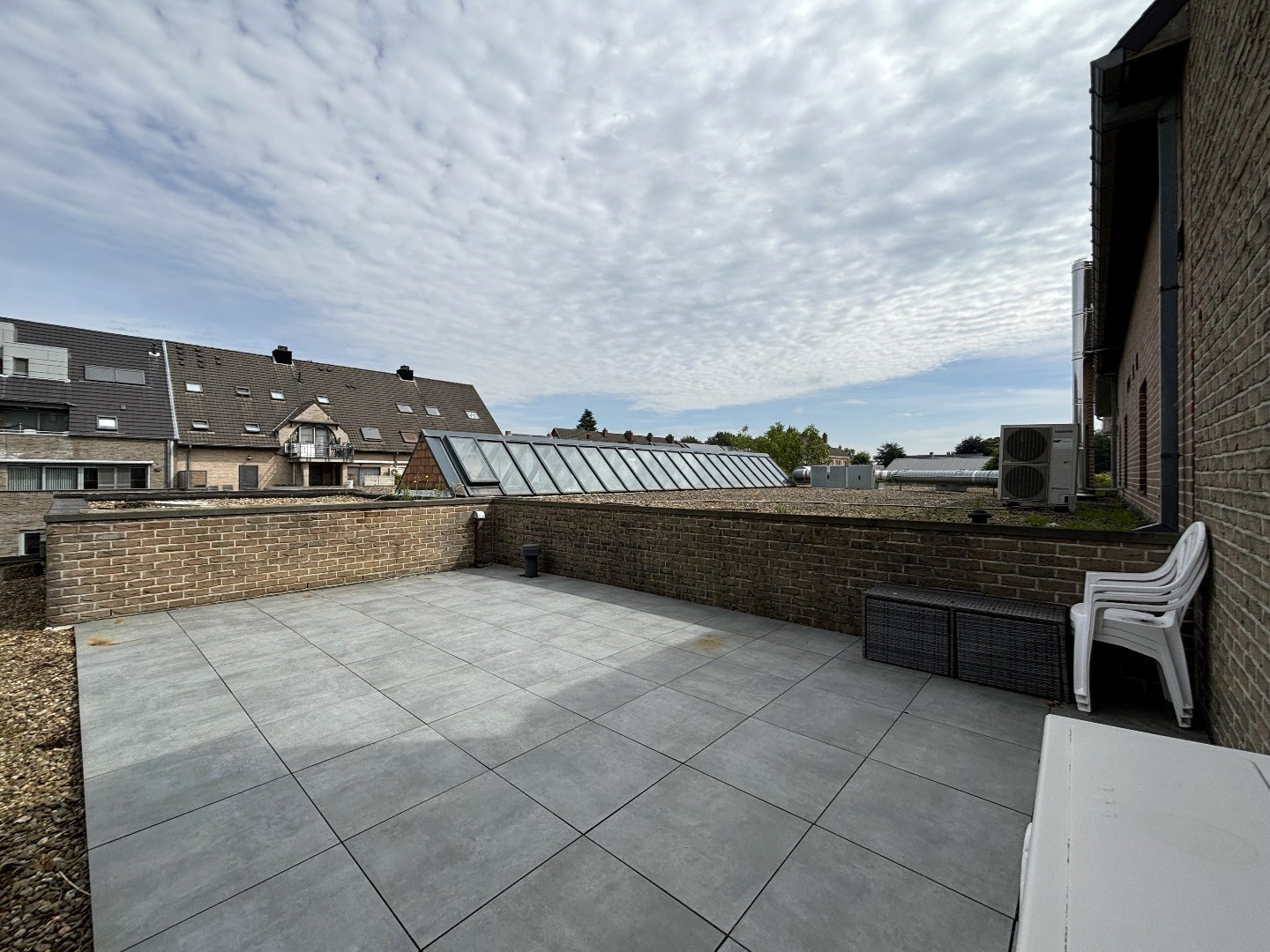 Energiezuinig 1 slpk. appt. met onderliggend praktijk- of kantoorruimte in centrum Lommel 