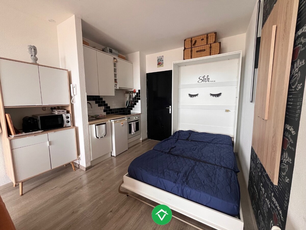 Vernieuwde gelijkvloersstudio met frontaal zeezicht, aan de dijk van Raversijde 