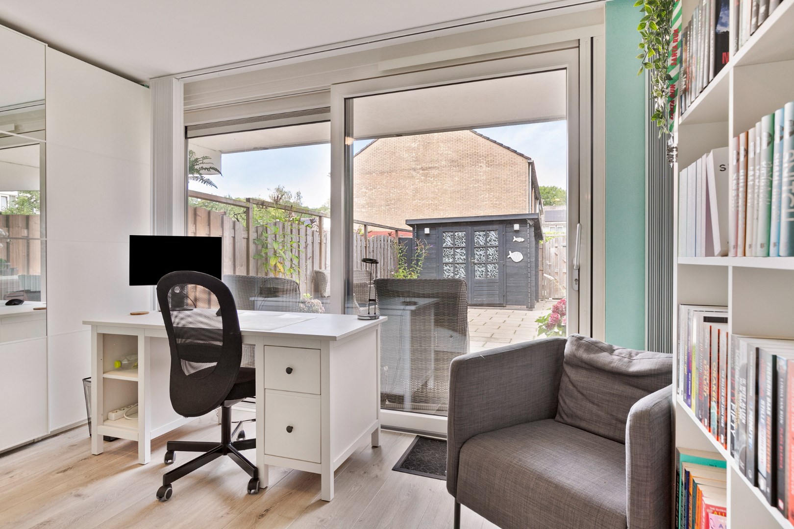 Keurige 6-kamer drive-in woning met moderne keuken, nette badkamer, 5 slaapkamers, zonnige tuin en eigen parkeerplaats! 
