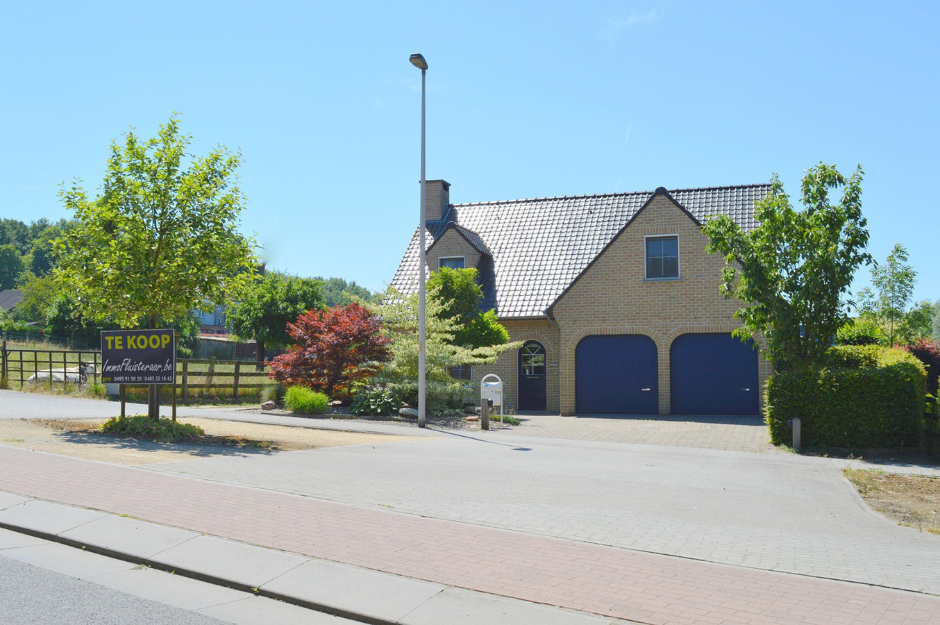 Mooie gezinswoning met stalgebouw en piste op ca. 5400m&#178; te Dworp 