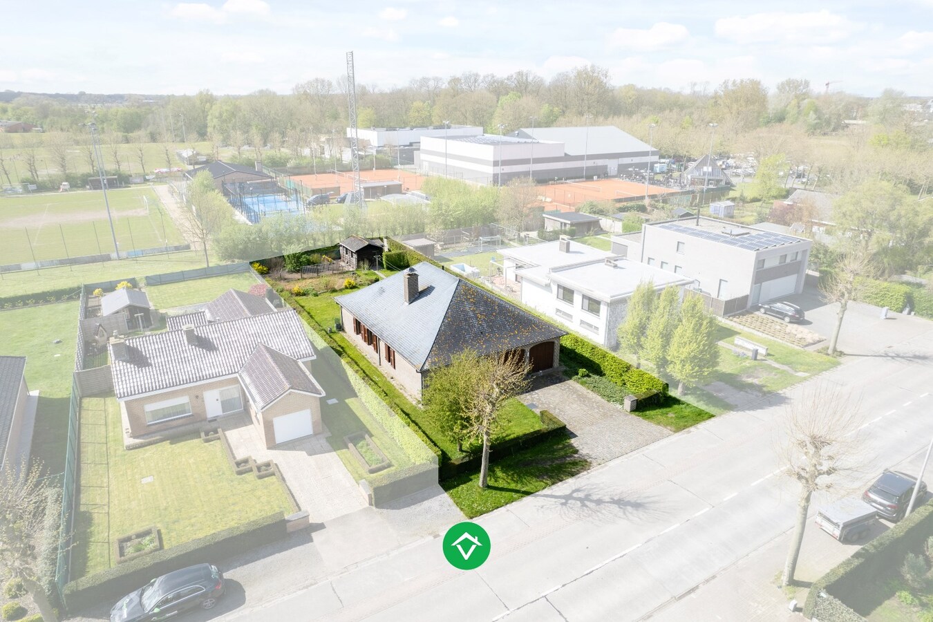 Alleenstaande woning met drie slaapkamers en dubbele inpandige garage te huur 