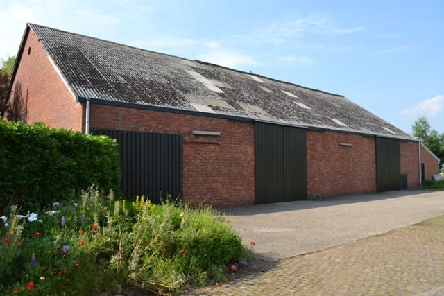 Hoeve met ruime woning, stallen en loods op 2.6Ha te Kieldrecht 