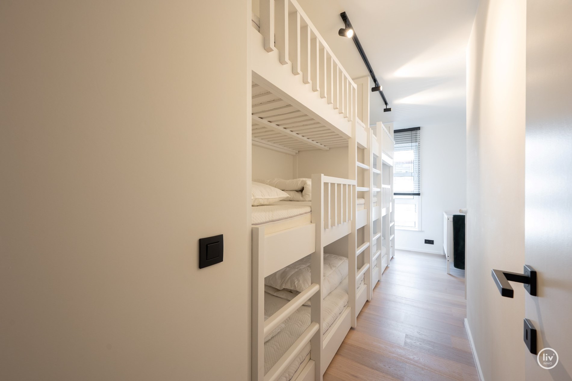 Instapklaar 3-kamer appartement op wandelafstand van de Lippenslaan met zuidgericht-terras. 8m gevelbreedte ! garage mogelijk in het gebouw. 