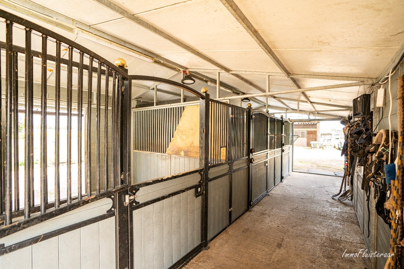 Maison semi-ouverte avec &#233;curies, piste et prairies sur environ 1,5 ha &#224; Sint-Katelijne-Waver (Optionnel : possibilit&#233; d&#39;acheter une prairie d&#39;environ 1 ha en plus) 