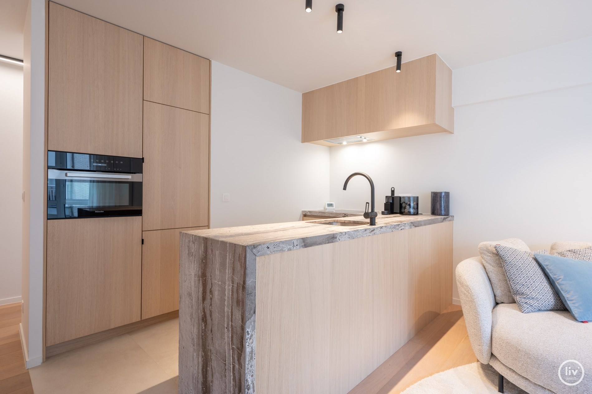 Prachtig gerenoveerd 3 slaapkamerappartement centraal gelegen vlakbij de Lippenslaan te Knokke (met mogelijkheid tot het huren van een stpl aan de overzijde!) 