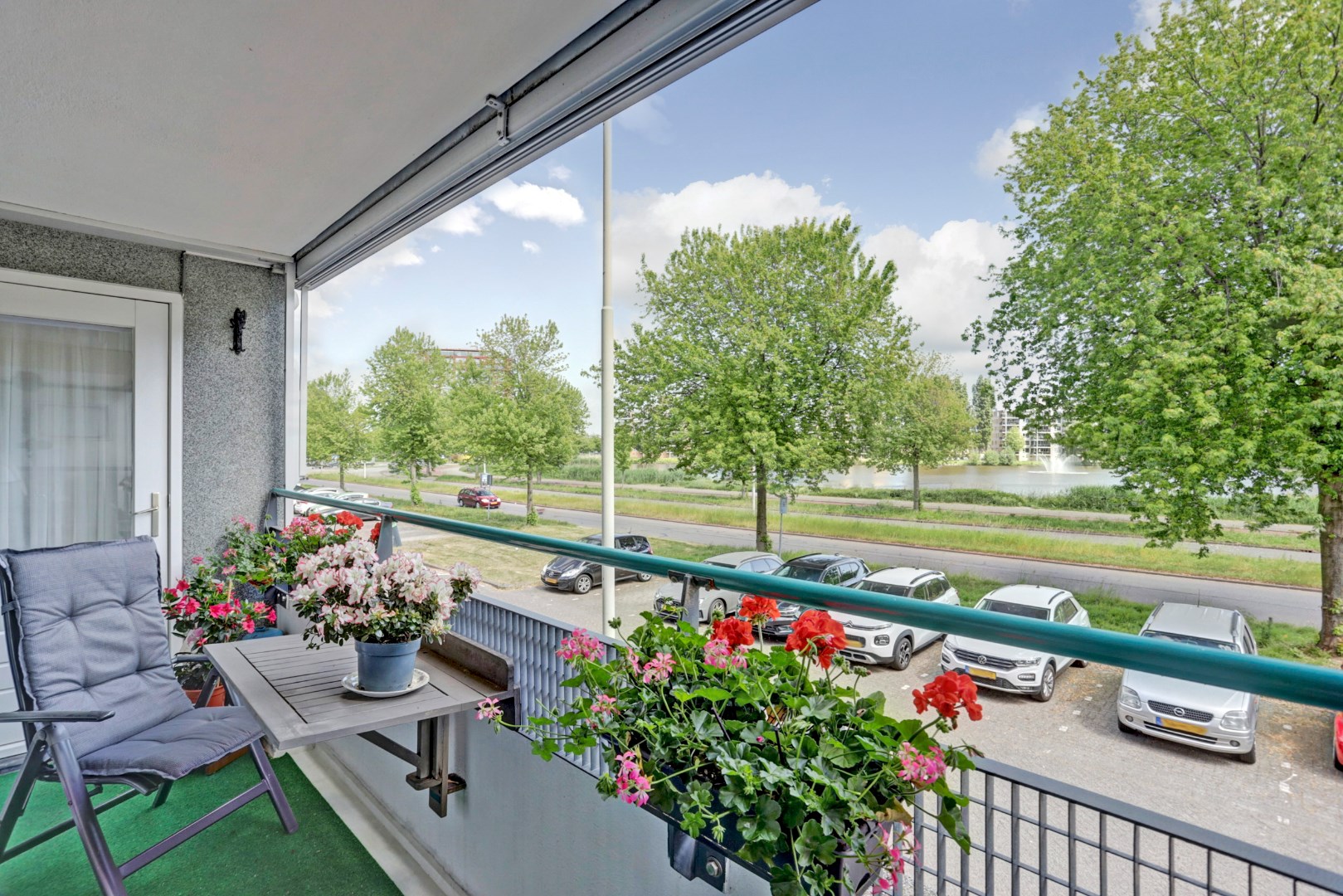 Op een fantastische locatie gelegen 3-kamer woning op de 1e etage met uitzicht op &quot;de Vijver&quot; van Prinsenland. 