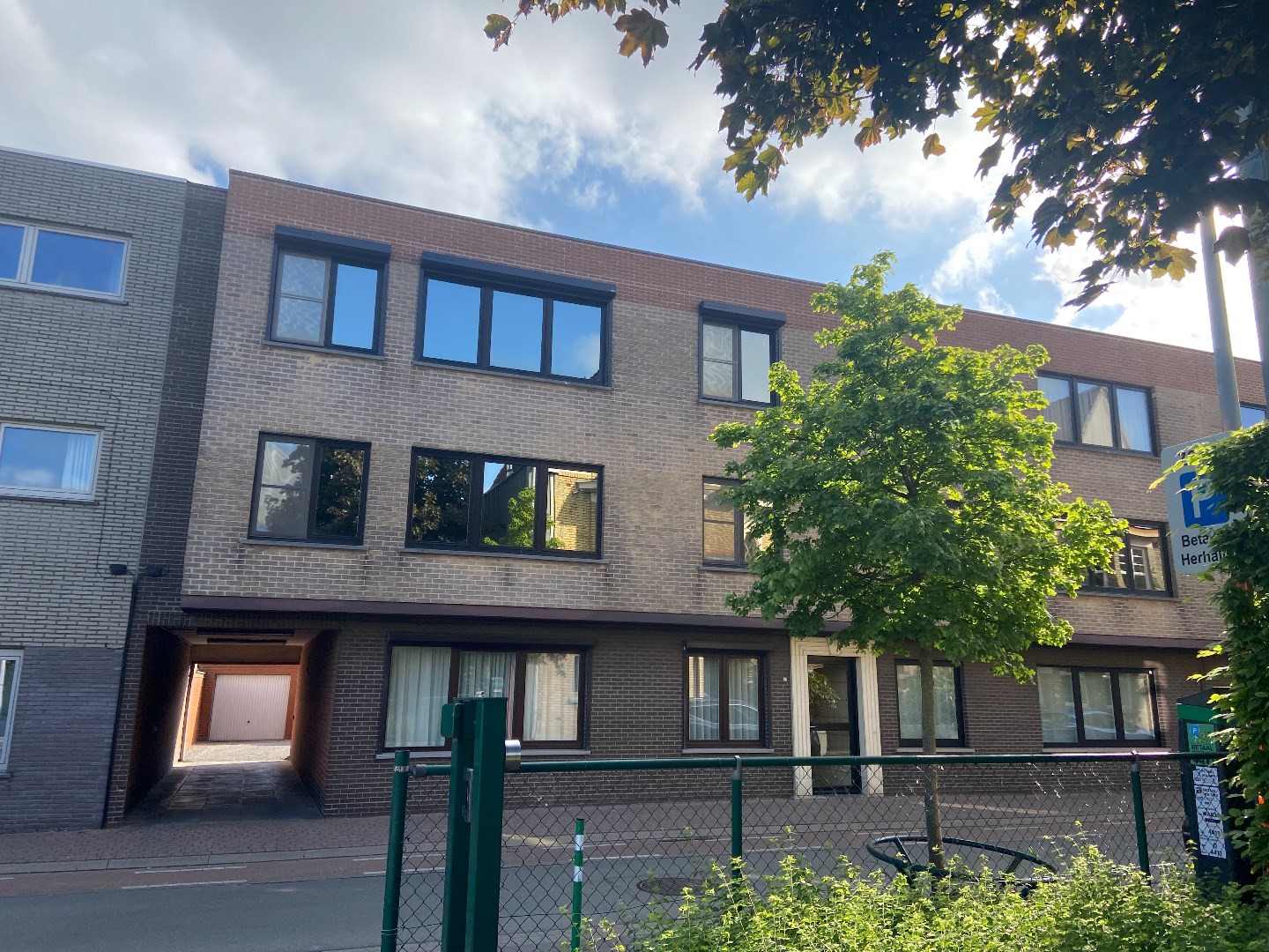 Instapklaar en zeer ruim appartement in hartje Waregem met 3 slaapkamers! 