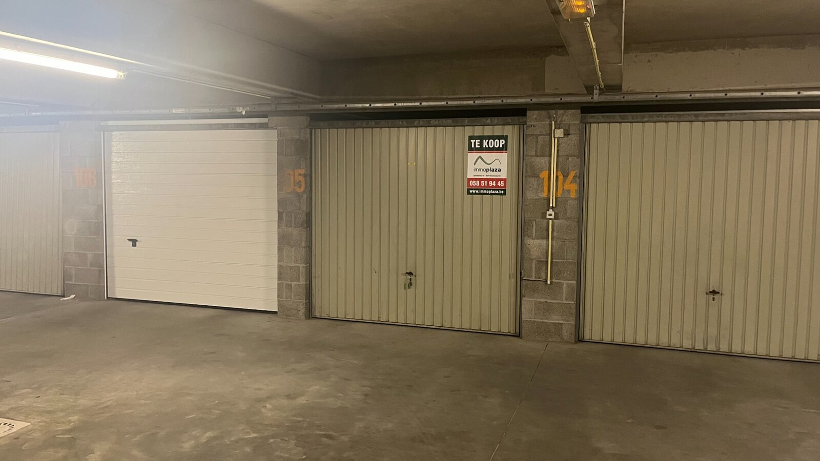 Goed gelegen dubbele priv&#233;-garagebox in de Residentie Plaza I 