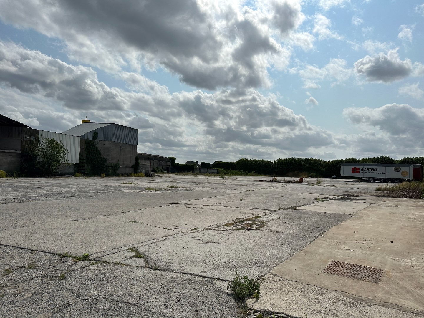 Industri&#235;le hangar met een open ruimte in Waregem. 