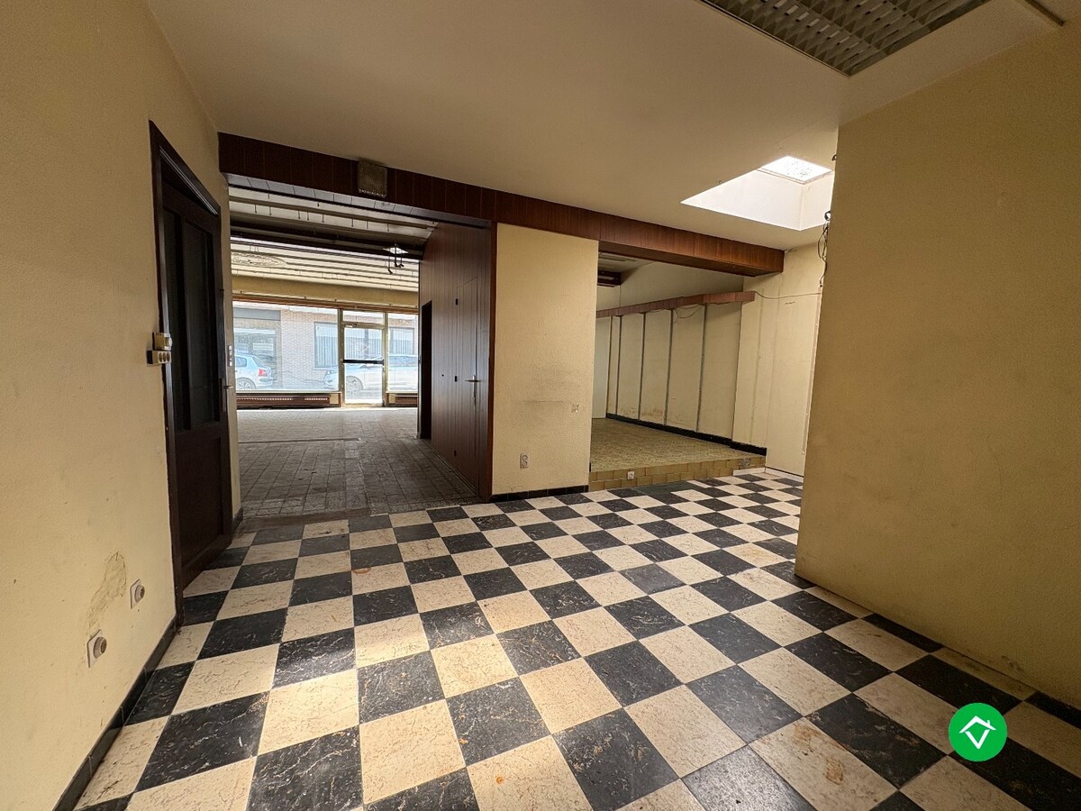 Unieke ruime eigendom op 1169 m&#178; grond met voormalige handelsruimte in centrum Koekelare 
