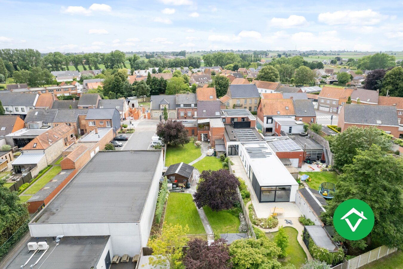 Halfopen woning te koop met dubbele garage in het centrum van Zarren 