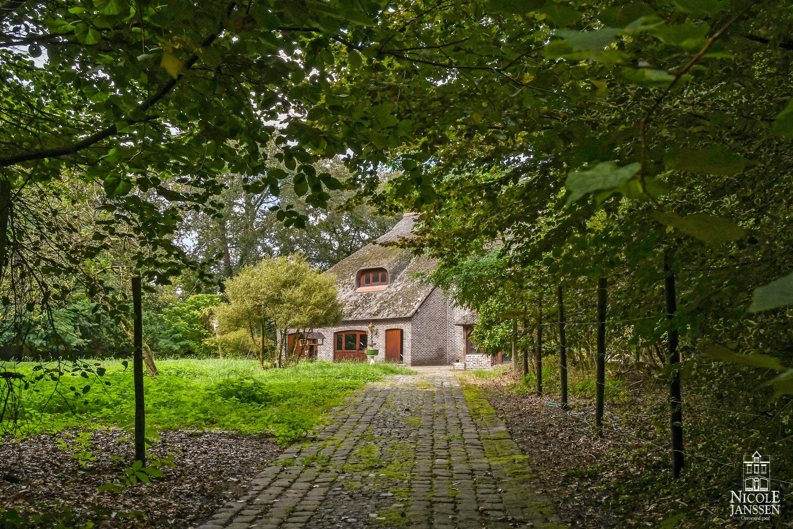 Pand omgeven door veel groen 