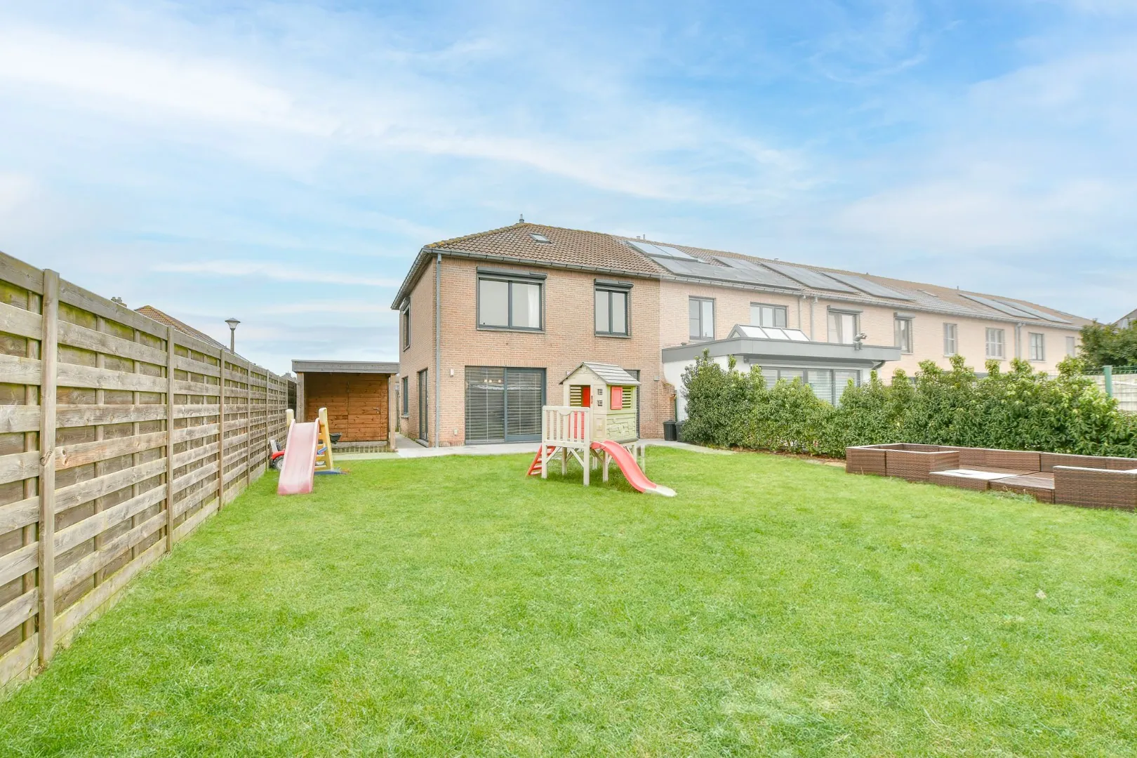 Halfopen woning met zongerichte tuin en garage te Bredene
