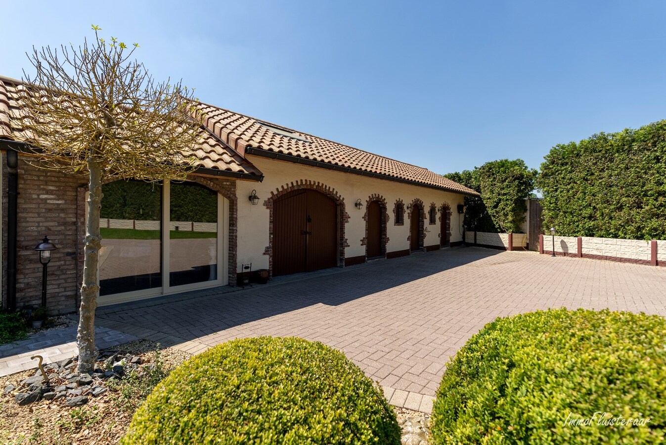 Beautiful ready-to-move-in long-farmhouse with horse stables and pasture on approximately 1.4 hectares in Geetbets. 