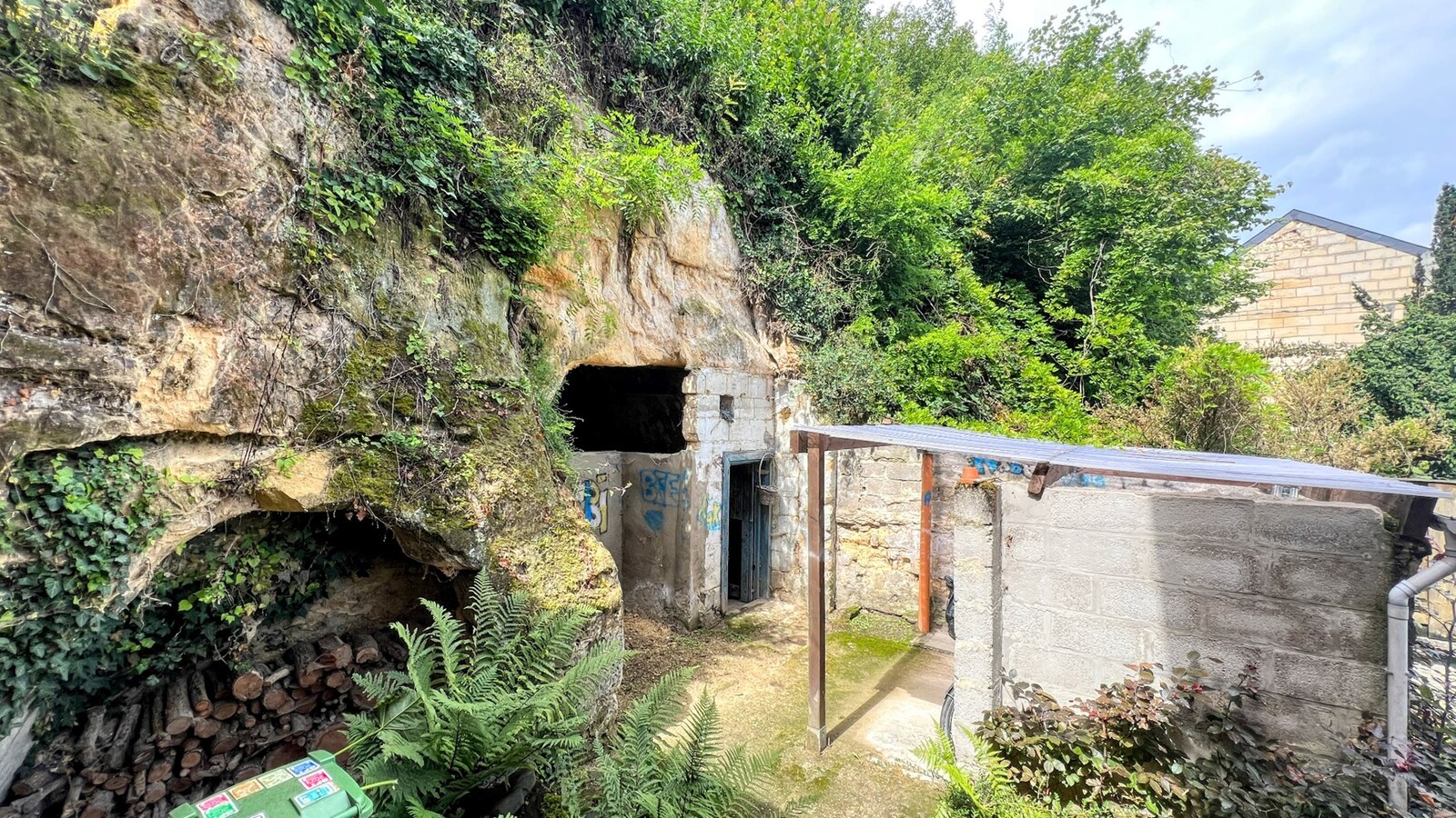 Instapklare woning met grotten en monument op unieke locatie 