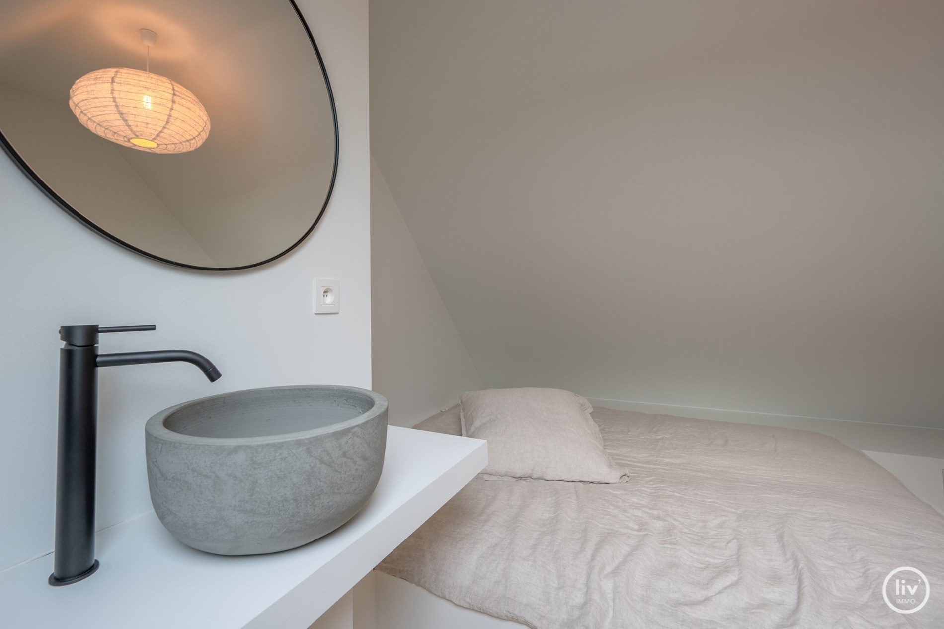 Prachtig gerenoveerd duplex appartement met ruim Westgericht terras gelegen op de Lippenslaan te Knokke. 