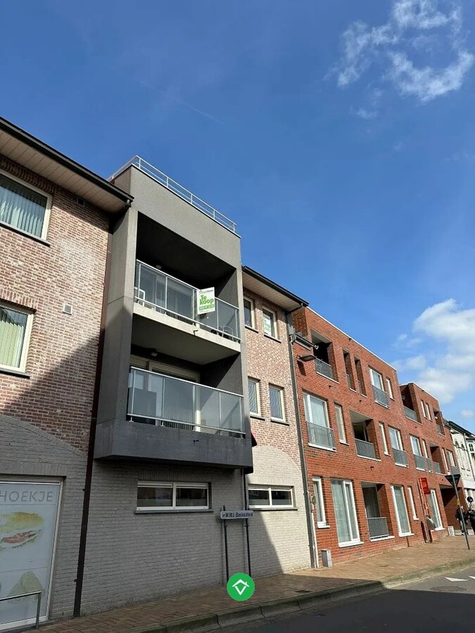 Charmant 2-slaapkamerappartement met garage en extra berging aan markt Kortemark 