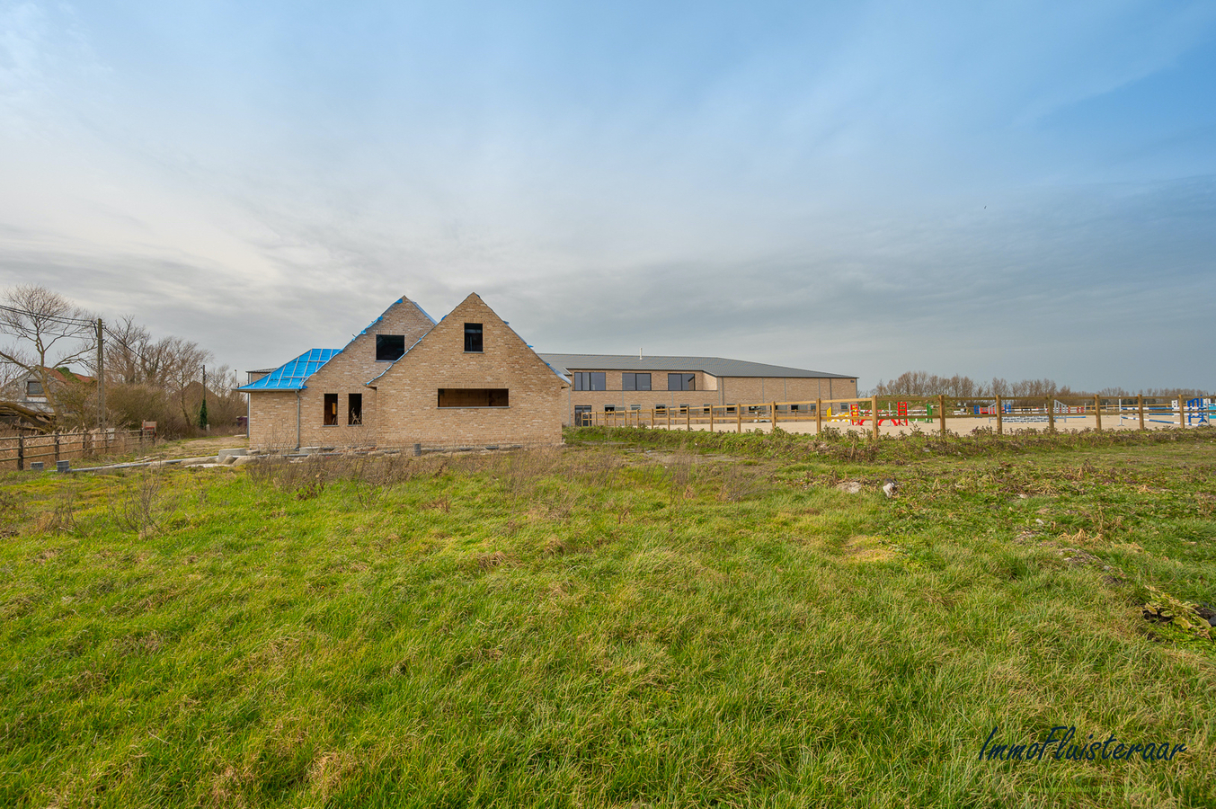 Nieuwbouw hippisch centrum met casco villa te West-Vlaanderen. 