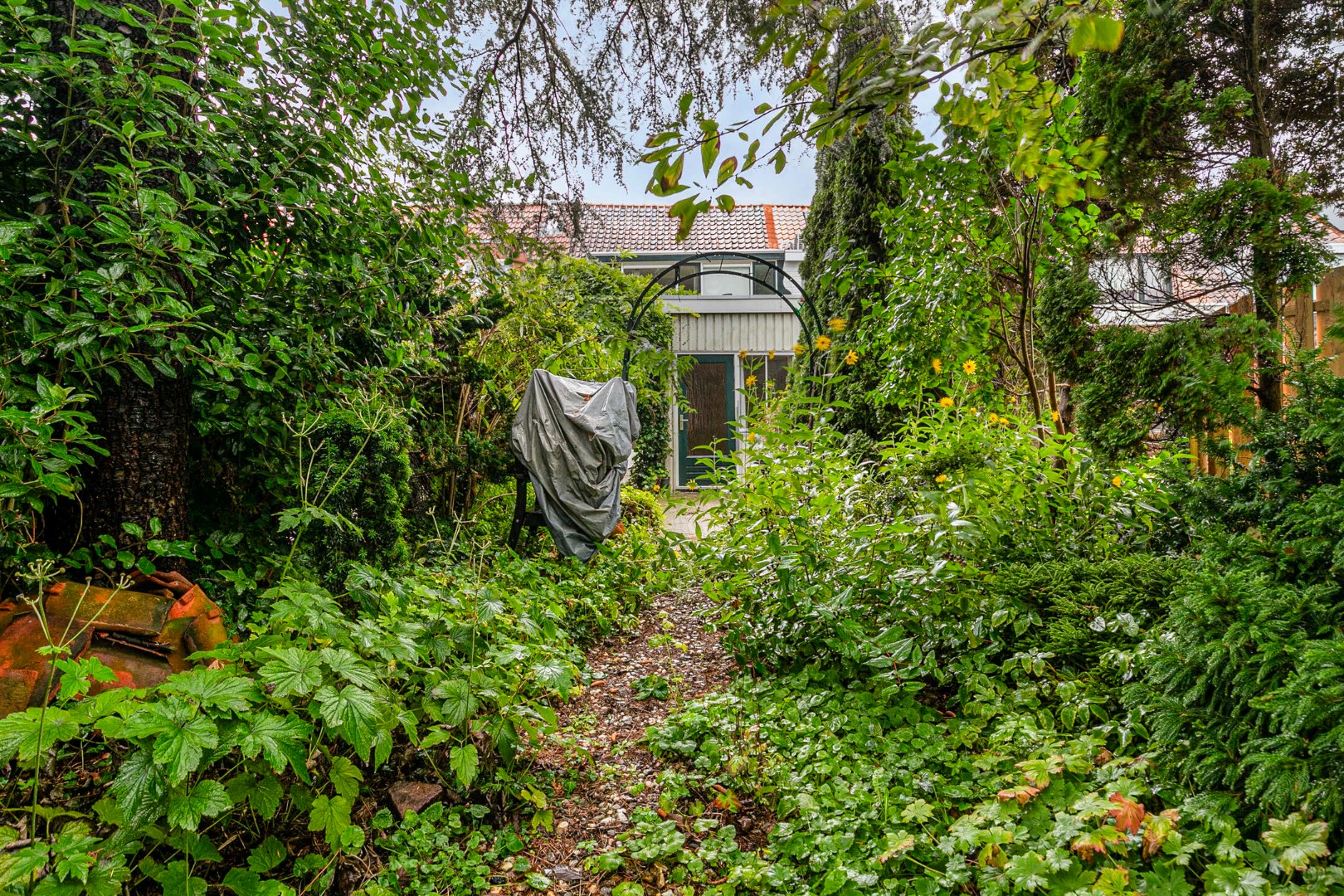 Handige starter of klusser opgelet! Karakteristieke 4-kamer woning met 2 ruime slaapkamers, ruime badkamer en diepe tuin op eigen grond gelegen! 