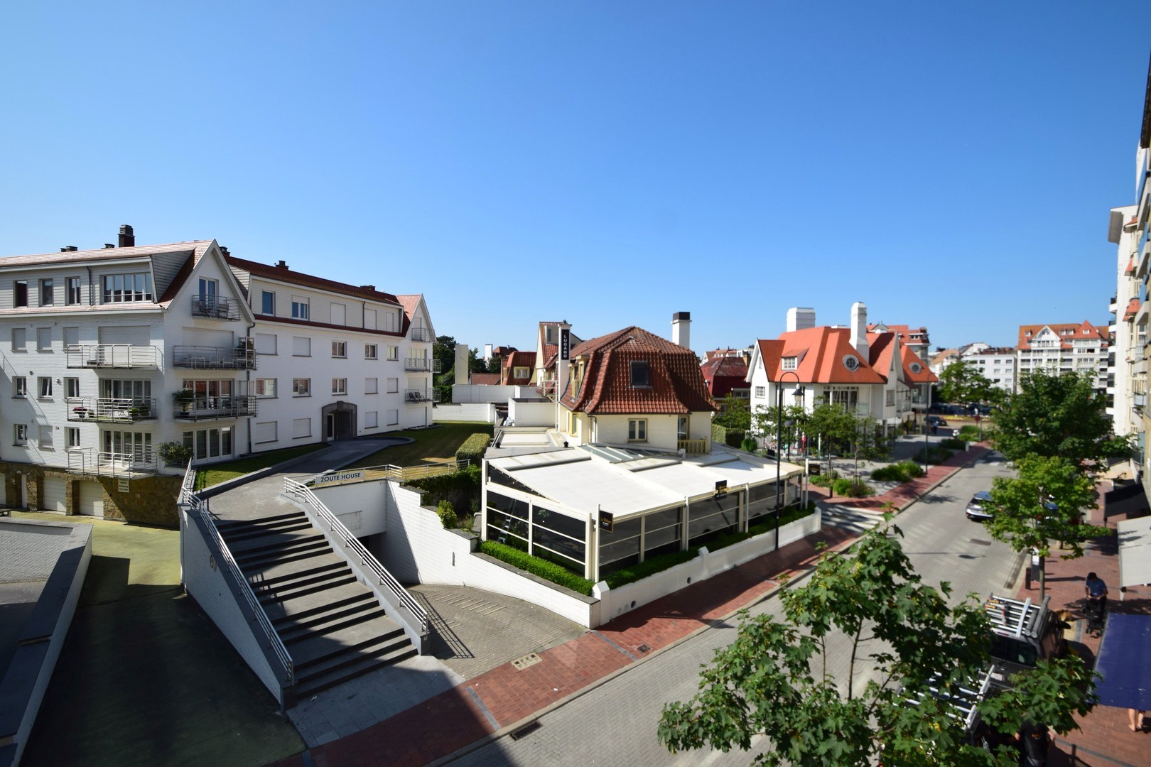 Appartement avec magnifiques vues d&#233;gag&#233;es et terrasse orient&#233;e sud, situ&#233; dans un emplacement de premier choix sur la Kustlaan &#224; Knokke. 