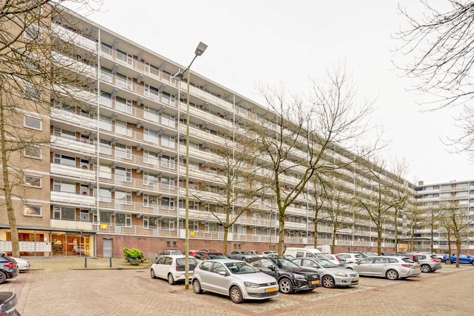 Dit Turn-key  4-kamer appartement op de 7e verdieping van bijna 100 m2  met een breed balkon op het zuidwesten is gelegen op eigen grond! 