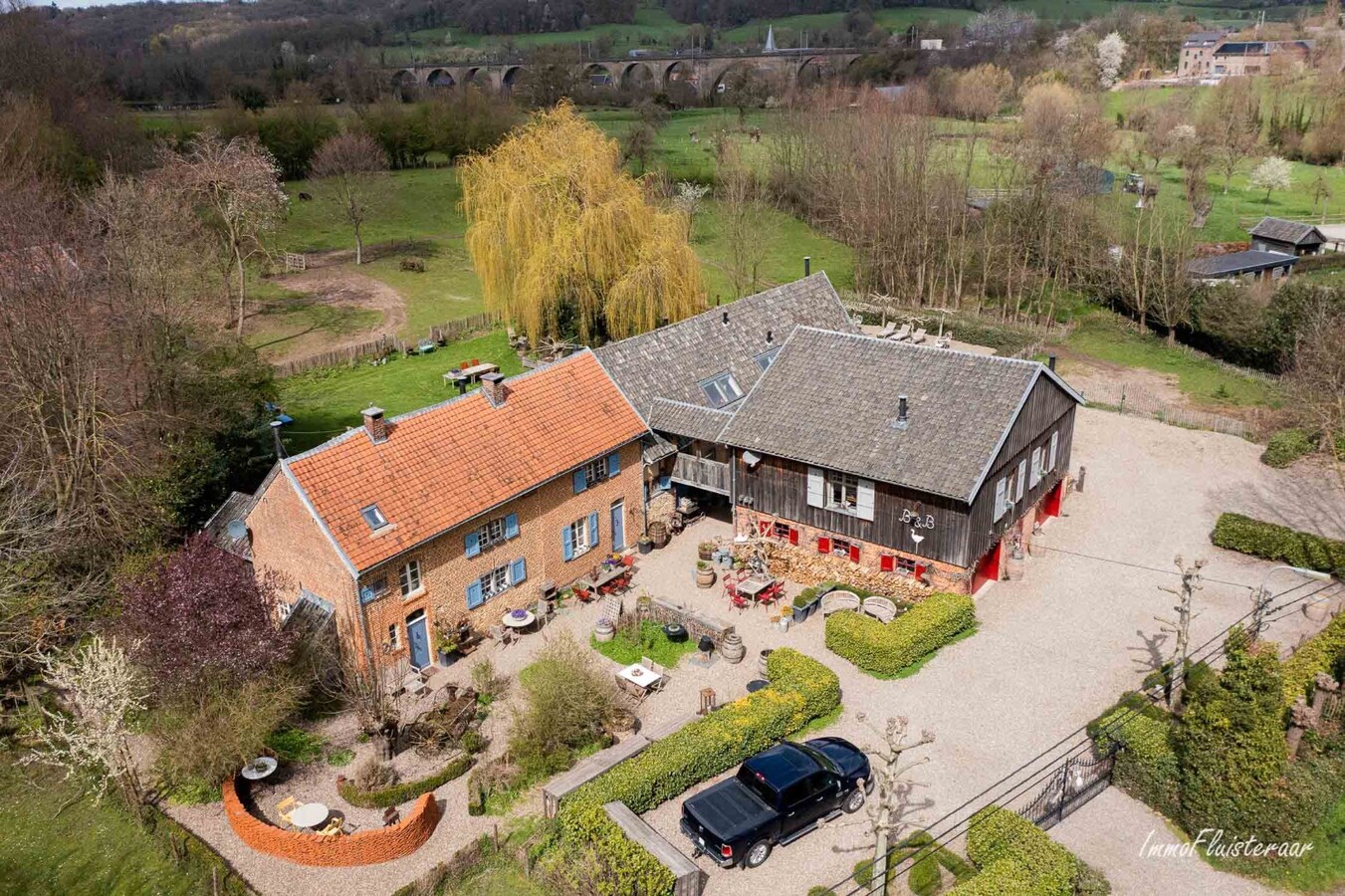 Unieke eigendom inclusief B&amp;B/vakantiewoningen, woonhuis en stal met veel charme op ca. 2,7 ha te Voeren 