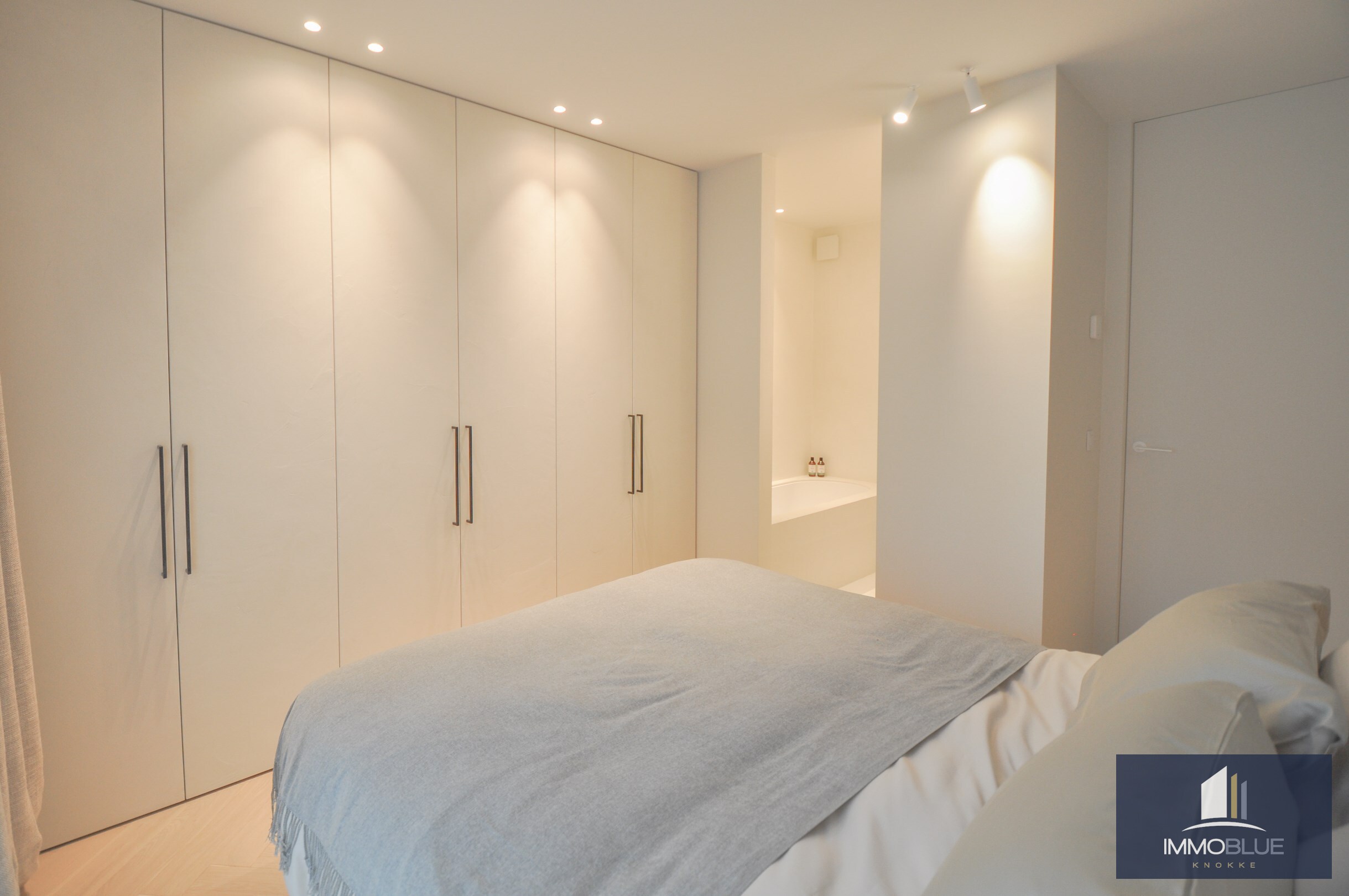 Uitzonderlijk ,tijdloos volledig gerenoveerd appartement met een open zicht . 