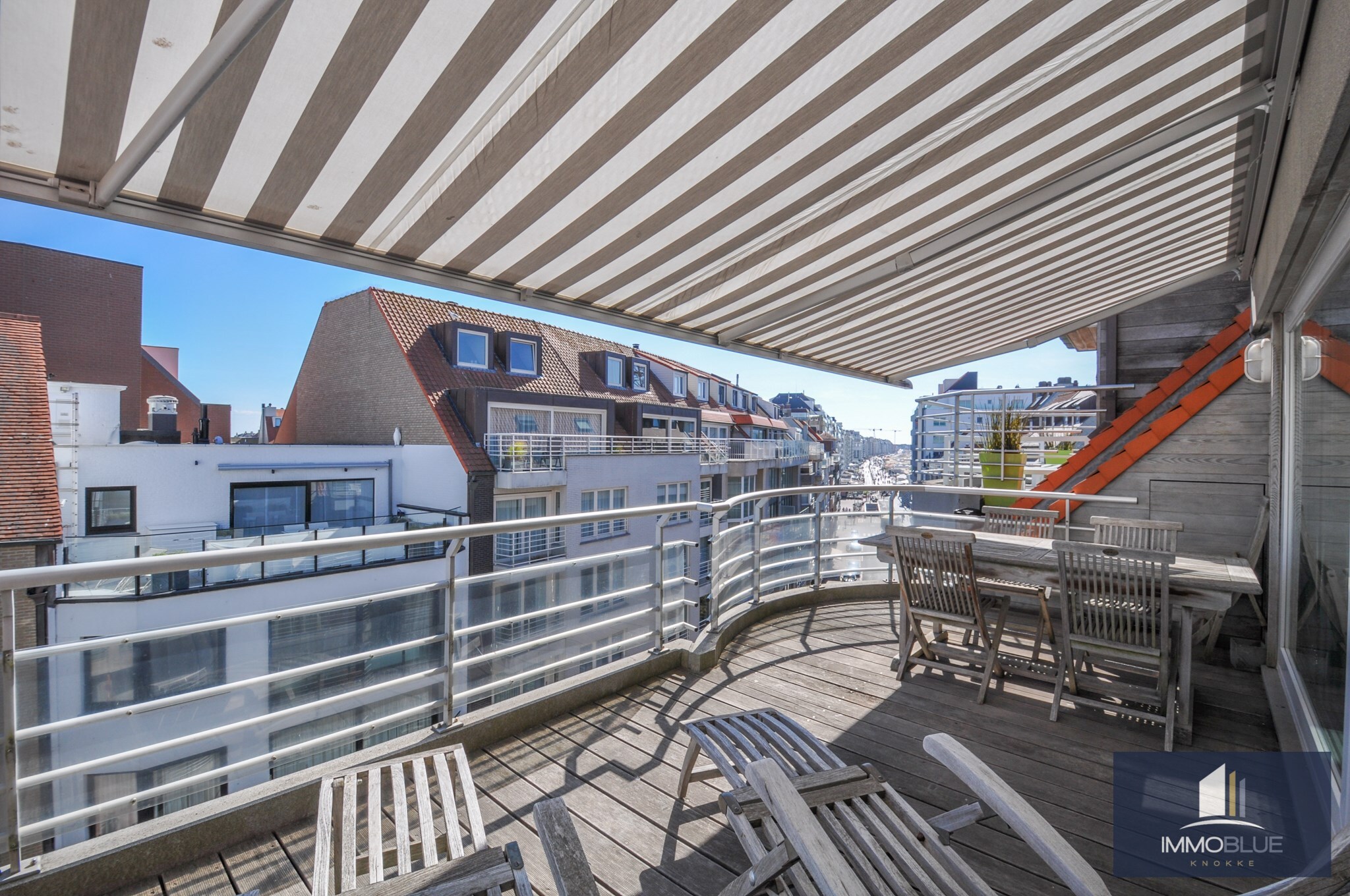 Appartement duplex avec terrasses ensoleill&#233;es, situ&#233; &#224; deux pas de la mer et de la place Rubens. 