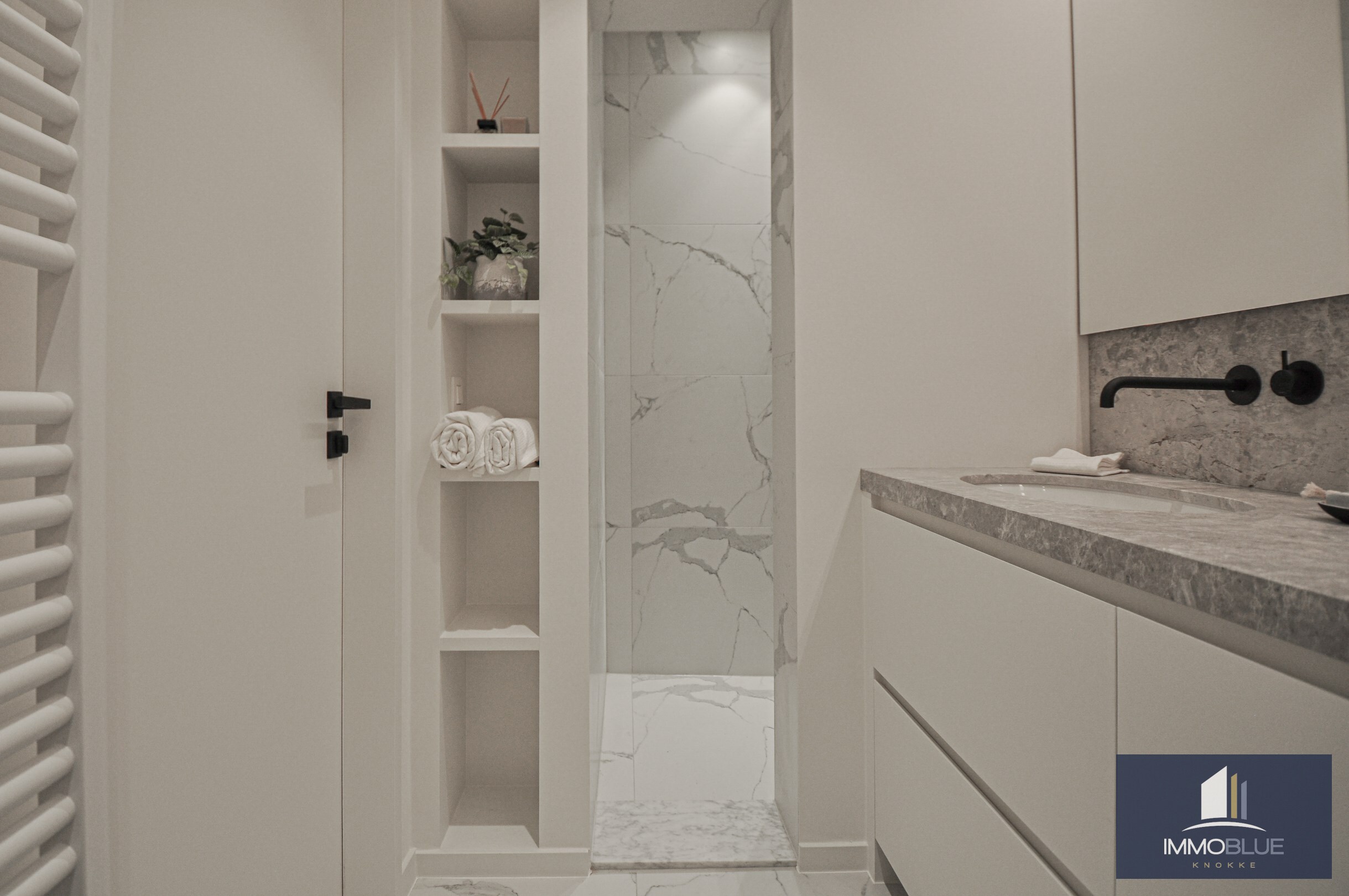 Volledig gerenoveerd appartement met een mooi zijdelings zeezicht gelegen in het Zoute. 