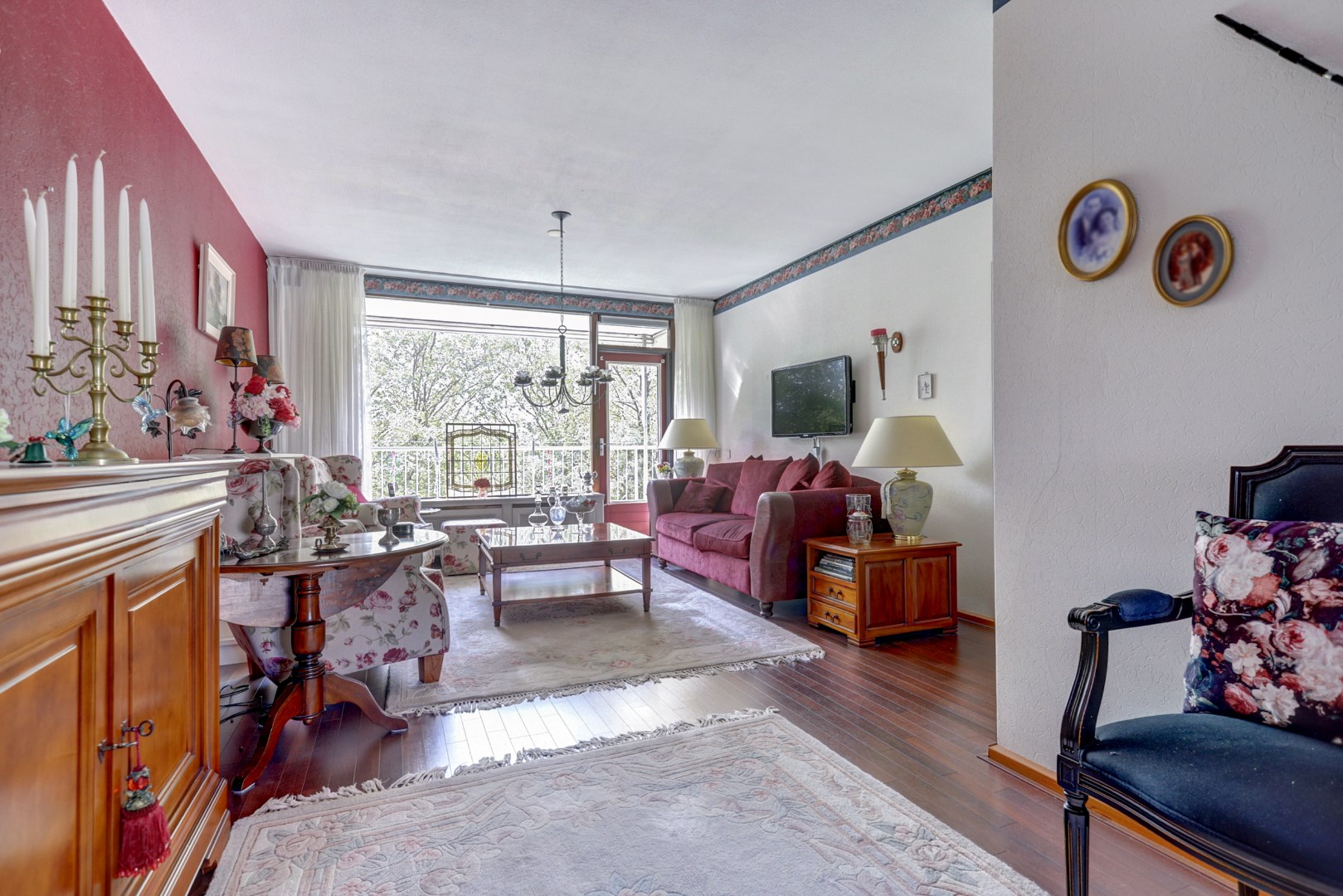 Licht 3 (voorheen 4) kamer appartement op de vijfde verdieping met woningbreed balkon! 