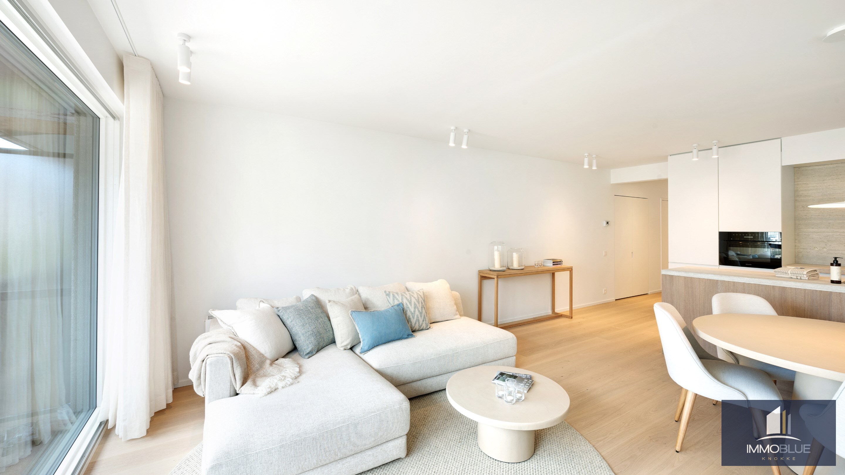 Centraal gelegen, volledig gerenoveerd appartement met drie slaapkamers. 