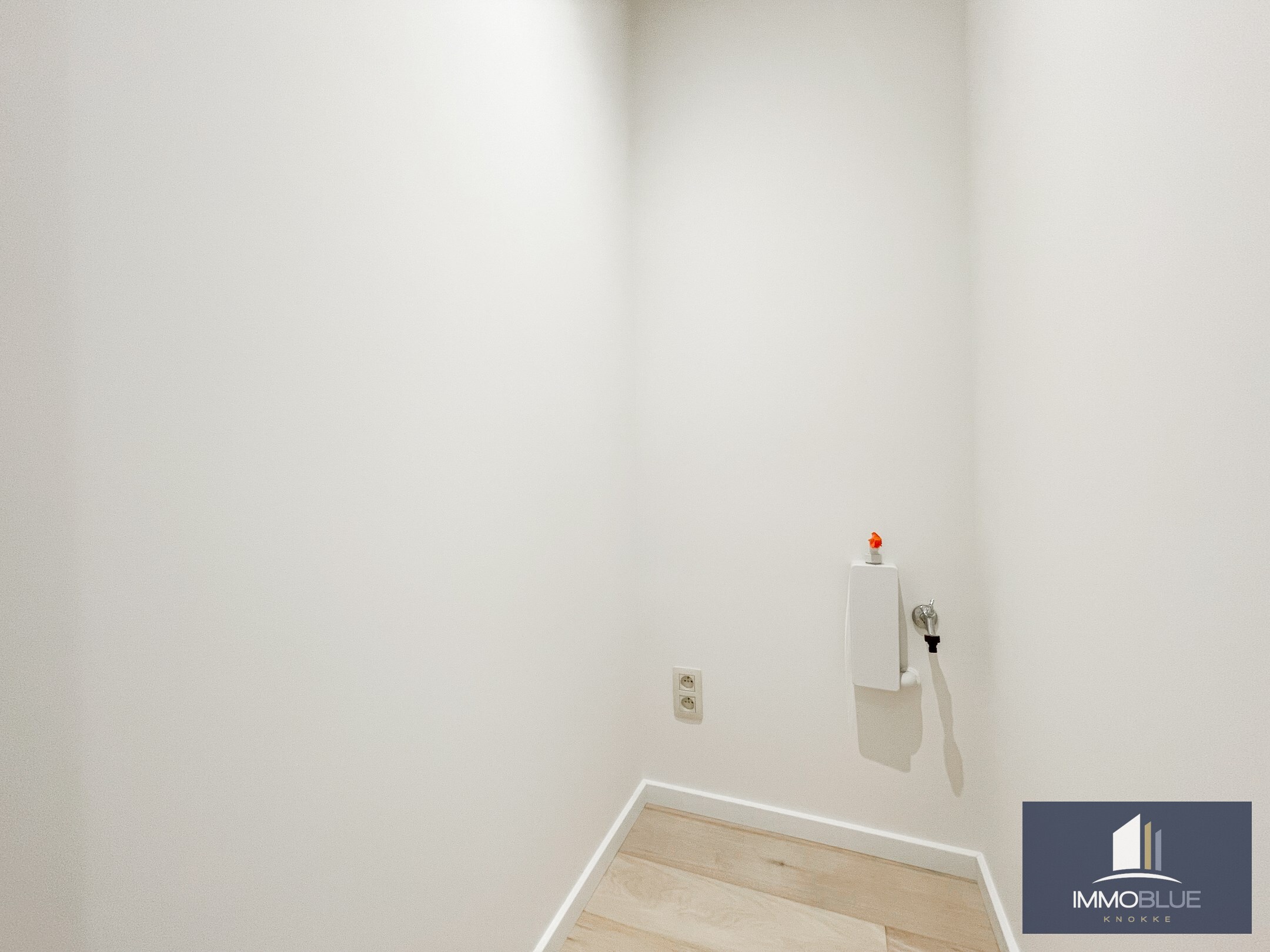 Volledig gerenoveerd lichtrijk appartement met een mooi zijdelings zeezicht, gelegen nabij het Driehoeksplein. 
