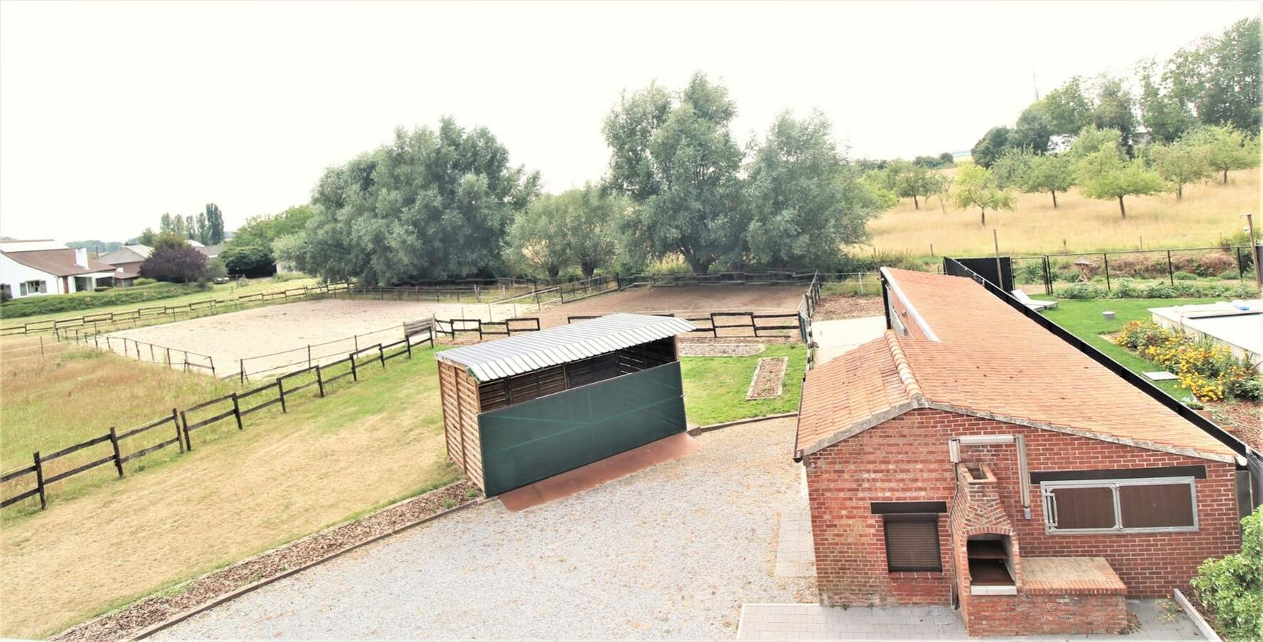 IN OPTIE - Gerenoveerde woning met stalgebouw, grote schuur en buitenpiste op ca. 43a te Boutersem (Vlaams-Brabant) 