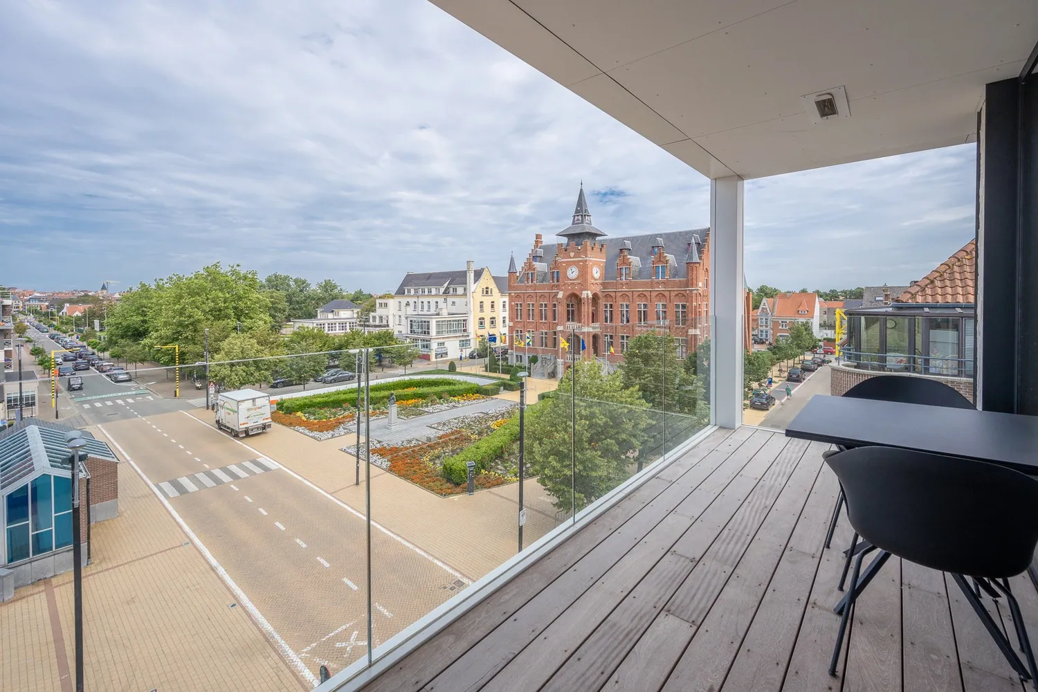 Appartement récent (2020) au coin avec vue ouverte, bien situé. 