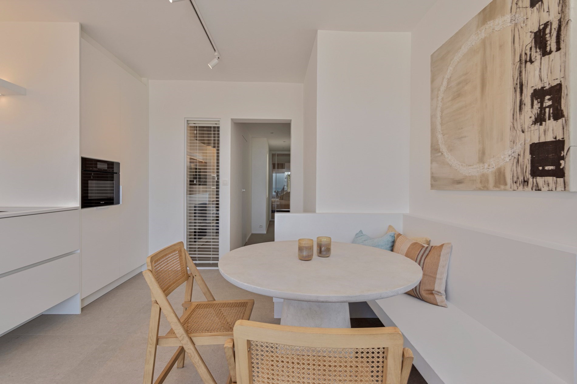 Opendeurdag Zaterdag 02/08 tussen 16u15 en 18u (Zeedijk Albertstrand 536): Gezellig en prachtig gerenoveerd vakantie appartement met frontaal zeezicht. 